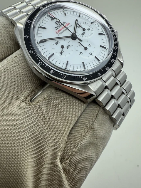 Montre chronographe Omega Speedmaster 42 mm, cadran blanc, année 2024, référence 310.30.42.50.04.001 B+P – Image 11
