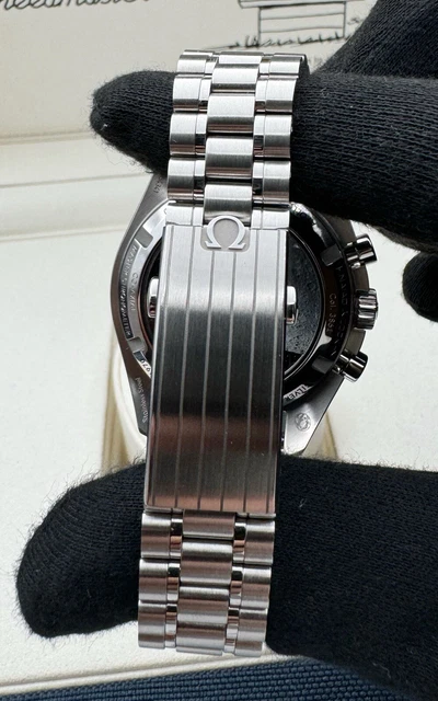 OMEGA Speedmaster 2025 « Silver Snoopy Award » 50e montre 310.32.42.50.02.001 – Image 6