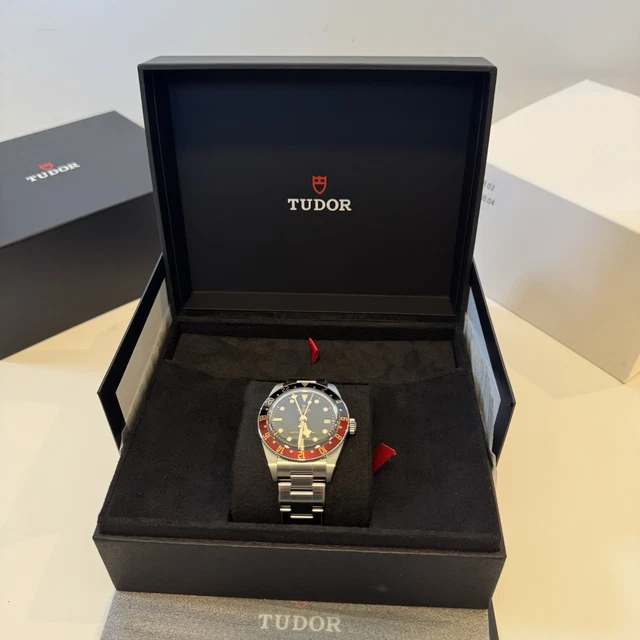 Montre Tudor Black Bay 58 GMT 39 mm, modèle 2025, modèle Coca-Cola noir rouge, 7939G1A0NRU, coffret et carte – Image 11