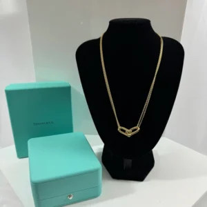 Magnifique collier Tiffany & Co. avec écrin et pochette en or 18 carats. Excellent état.