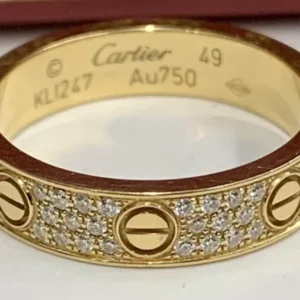 Bague CARTIER Love, petit modèle, en or jaune 18 carats 750, pavée de 88 diamants, B4083300