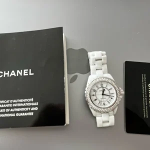 Montre CHANEL J12, lunette sertie de diamants, cadran blanc en céramique blanche, mouvement automatique, 38 mm