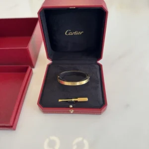 Bracelet Love Cartier en or jaune 18 carats
