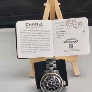 Montre Chanel J12 Quartz 33 mm en céramique noire avec index émeraude + écrin Chanel