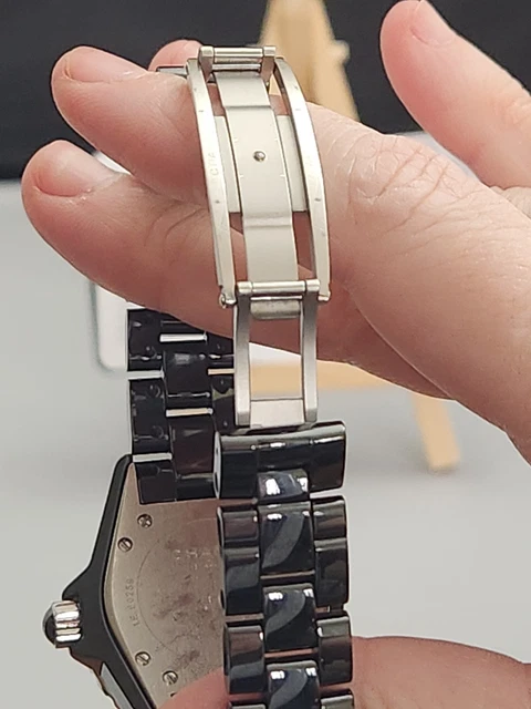 Montre Chanel J12 Quartz 33 mm en céramique noire avec index émeraude + écrin Chanel – Image 7