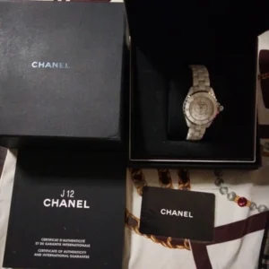 Montre Chanel J12 Diamants, avec boîte et certificat d'authenticité