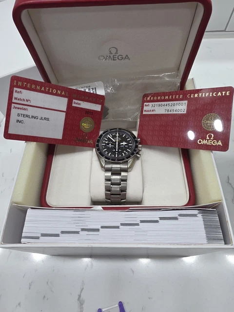 Chronographe automatique Omega Speedmaster HB-SIA GMT d'occasion. Bon état.
