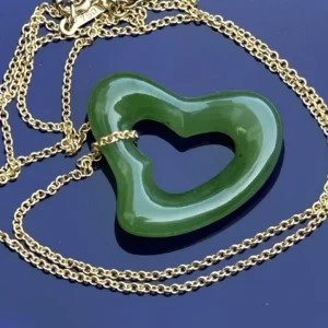Collier Tiffany & Co Elsa Peretti en jade néphrite vert, cœur ouvert, orné d'un carat et d'un pendentif cœur, 43 cm (17 pouces)