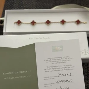 Van Cleef & Arpels : Bracelet Alhambra Vintage en or jaune 18 carats et cornaline à 5 motifs