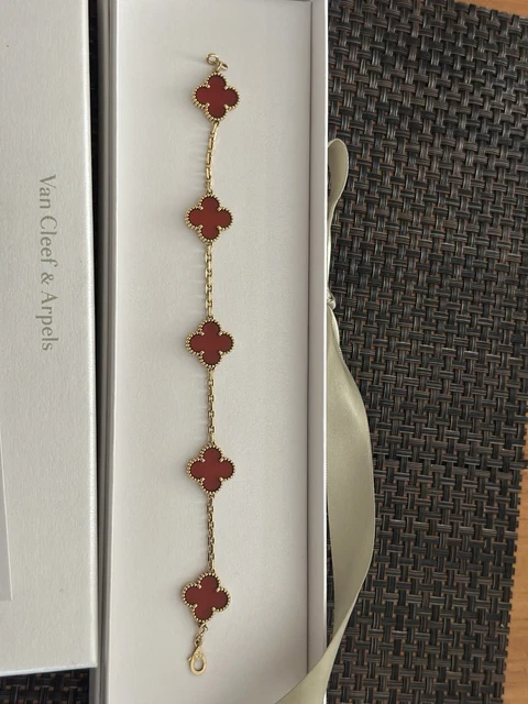 Van Cleef & Arpels : Bracelet Alhambra Vintage en or jaune 18 carats et cornaline à 5 motifs – Image 4