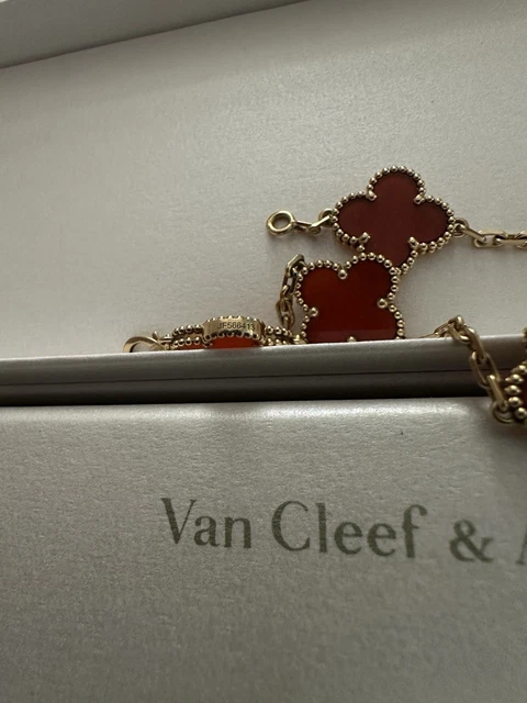 Van Cleef & Arpels : Bracelet Alhambra Vintage en or jaune 18 carats et cornaline à 5 motifs – Image 2