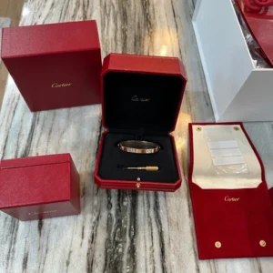 bracelet love cartier en or rose taille 17